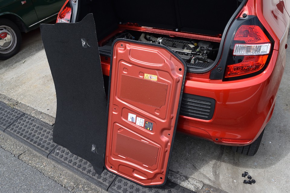 エンジンをご覧いただくためには、まずはマットを外して、カバープレートのねじ6本を外して・・・。