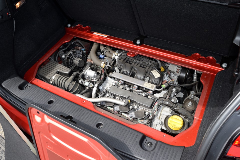 直列3気筒DOHC12バルブターボ、897cc、最高出力90ps(66kW)/5500rpm、最大トルク	13.8kg・m(135N・m)/2500rpmを発生するエンジン！こんなにコンパクトなのにターボのおかげでかなり力強さを感じます。それでいて燃費が21.7km/Lなんですからね、コレかなり優秀！
