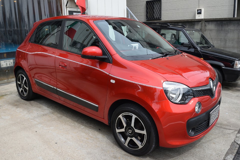 思えばトゥインゴって初代からコンパクトハッチというコンセプトは変わらないけど、この3代目でＲＲの5ドア！とガラッとレイアウトを変えてきたのには少し驚きましたが・・・。