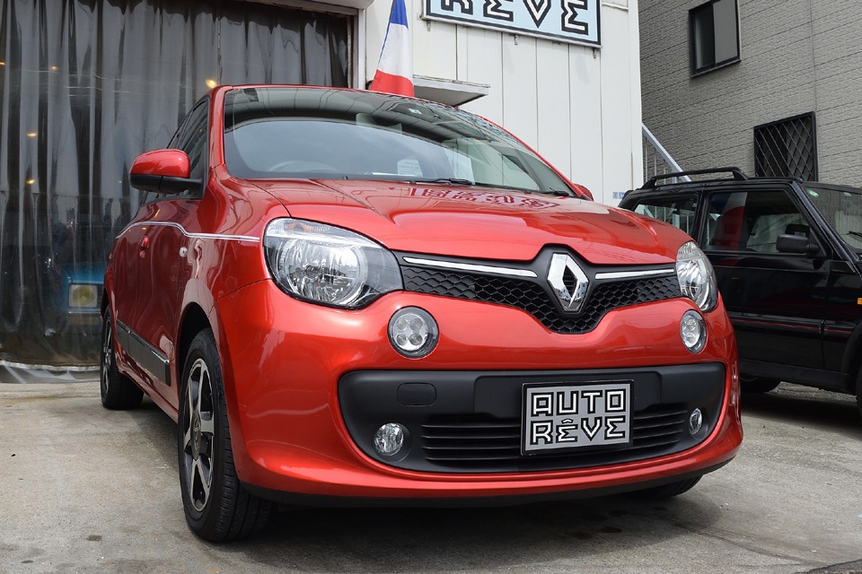 初代トゥインゴのまったり感を思い出すと懐かしい限りですが、でも現代のクルマに求められる安全性や運動性能、環境性能、そして数多いライバル達との差別化を考えると、このクラスで個性を出すのは至難の業・・・。