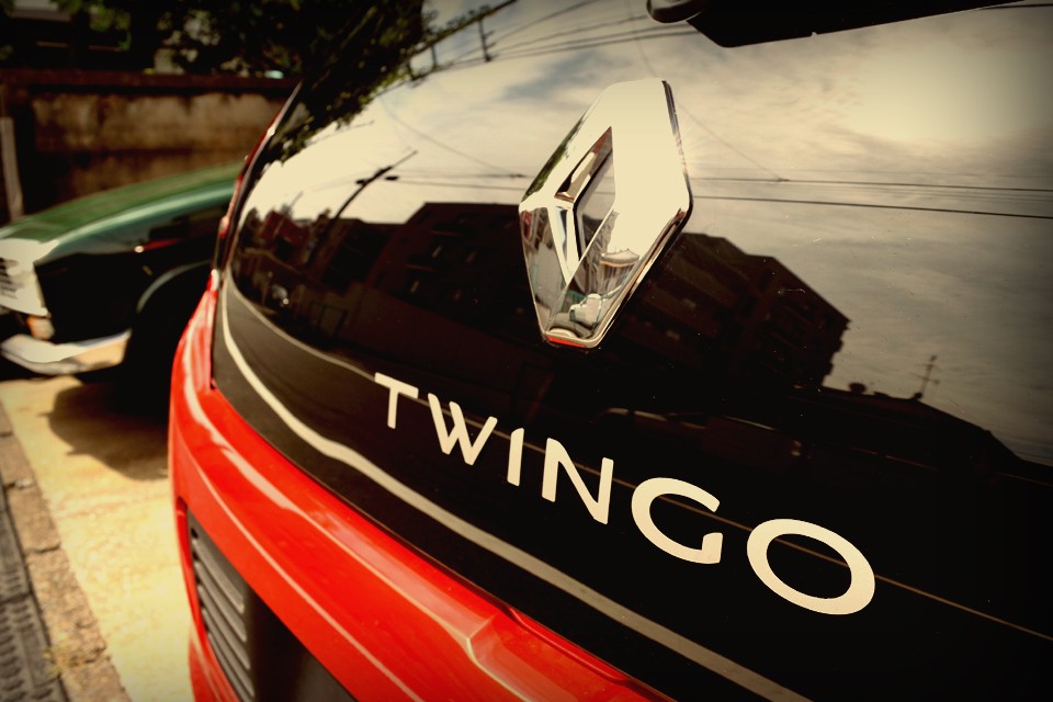 「最近、ピンッとくるクルマが無くて・・・。」とお嘆きの方も多いですが、日常使えるコンパクトカーなら迷わずこのトゥインゴをおすすめ致します！