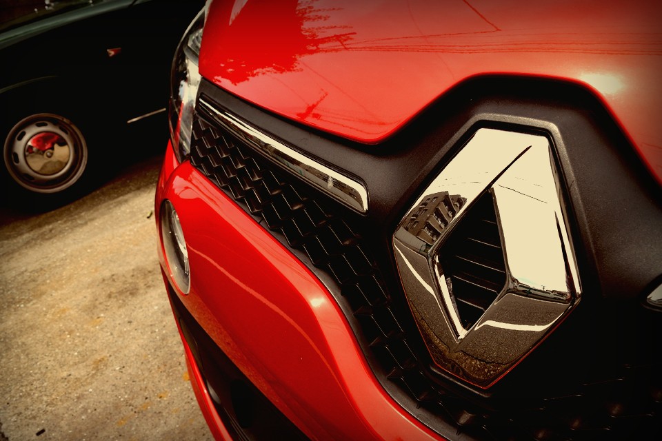 だって、よく考えてみてください。こんな普通を装っているのに、これだけアバンギャルドにも関わらず、実用性をも兼ね備えたコンパクトカーって他に？