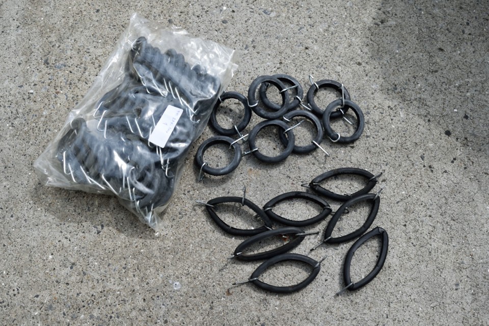 丸い新品ゴムと、楕円の伸び切ったゴムではこれだけ違います。そりゃ座り心地も変わるはずです。