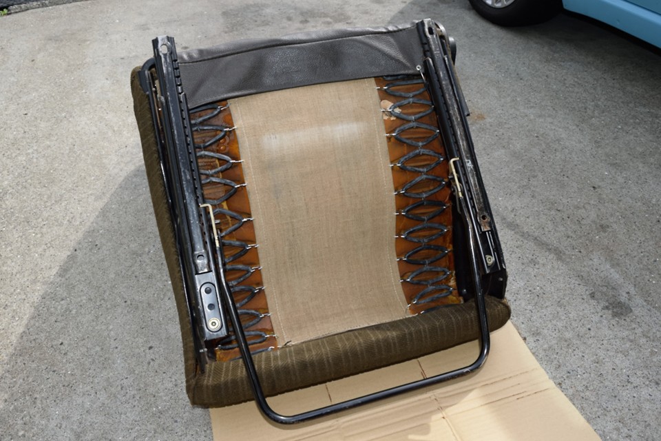 その時の様子がこちら。こんな構造ですから、ゴムを張り替えてしまれば実質的には新車時と遜色無い座り心地になるのです！