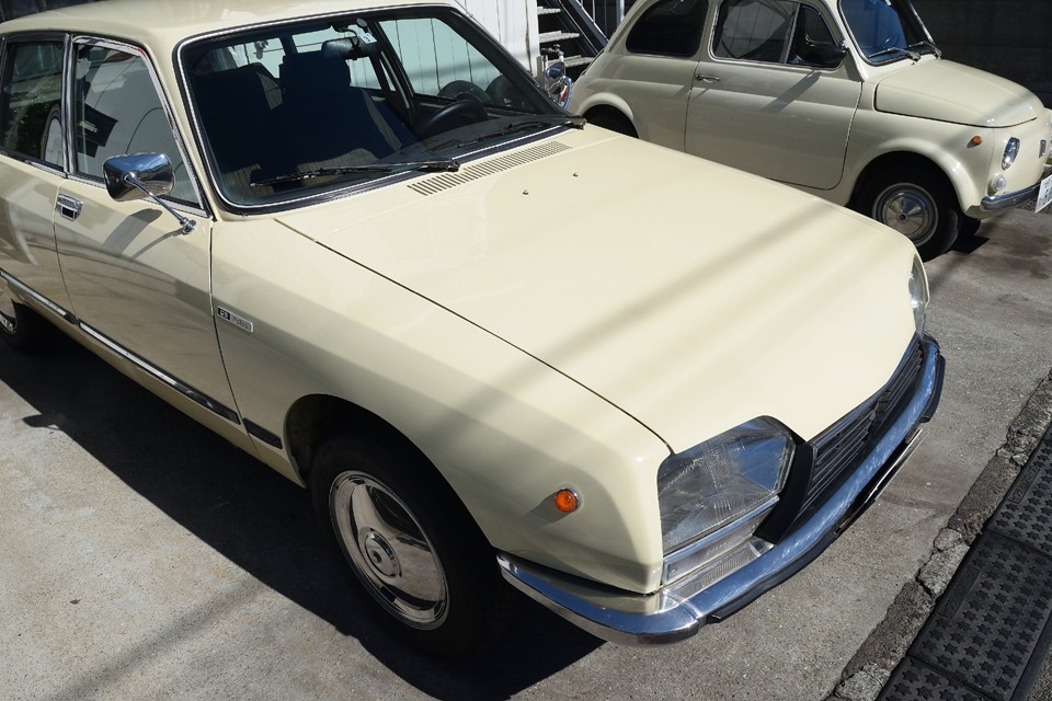 弊社入庫時、右Ｆフェンダーに小凹みがありましたので、板金ついでに左右フェンダー、ボンネットも塗装しました！なので、当然ながらこの美しい状態！