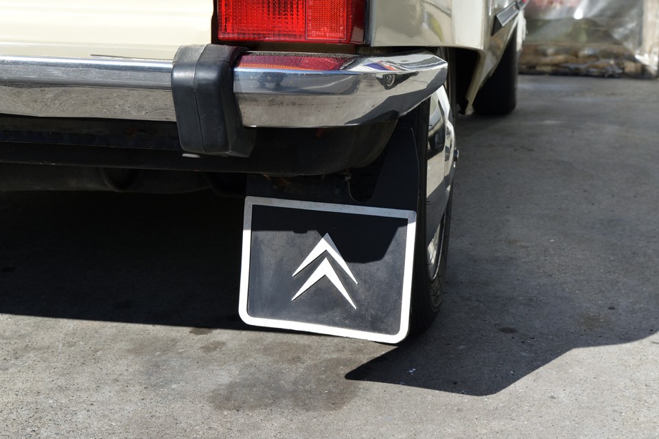 リアビューのチャームポイント！ヘヘマークのマッドガードがいい感じ！こういうとこ大事！