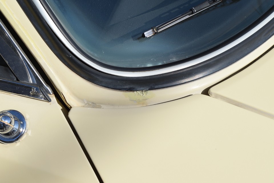 それと、このフロントウインドウ下や他にもいくつかの小サビ補修跡がありますが、年式を考えれば許容範囲ではないかと・・・。