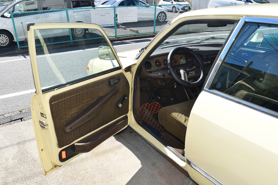 それではインテリアへ！ベージュのボディにブラウンの内装！「コーディネイトはこーでねい・・・」うわぁ～、あぶね～、思わず言ってしまうところでした（笑）