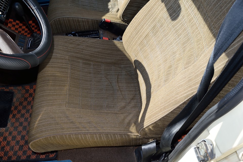 運転席は過去に表生地が張替られているようで、比較的良い状態・・・更に2020年3月に私自らの手で座面ゴムも張替済み！