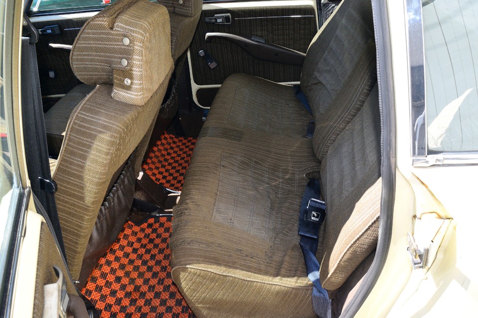 リアシートも一見、不潔な印象も無く、それほど劣化は感じない状態ですが、良く見ると補修跡が・・・。