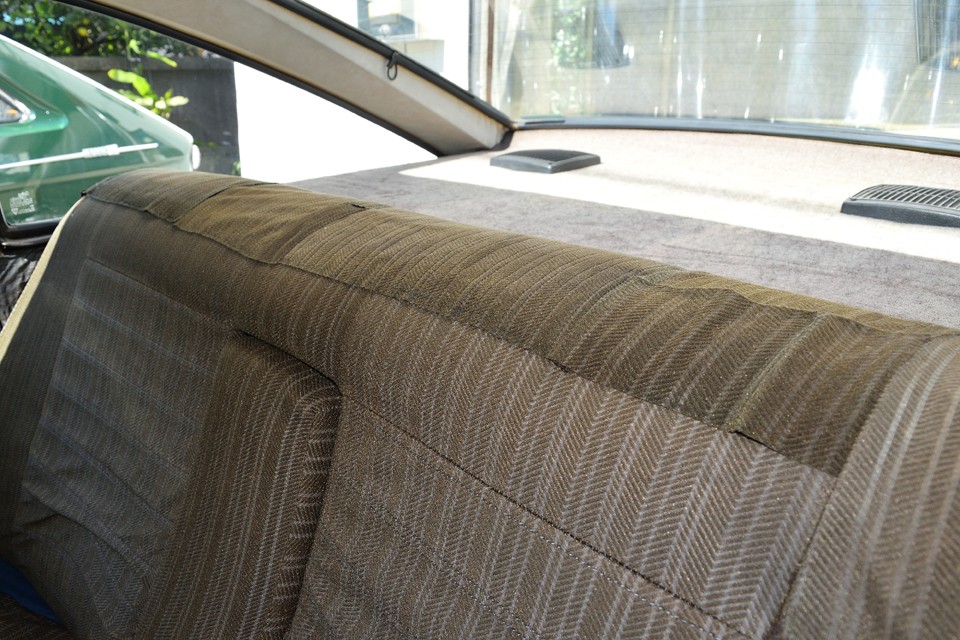 リアシートの上部にも補修跡。ここは日が当たるところなので、どうしても布生地は傷みやすいところなんですよね。致し方ないところでしょうか・・・。