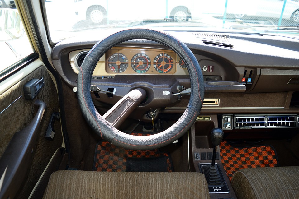 ご存じ1本スポークの「メーターが良く見えるハンドル」はこの位置で直進です。決して取り付けミスでは・・・（笑）