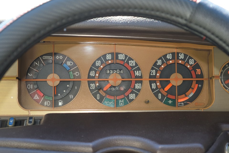 オドメーターはご覧の距離です。状態から見て間違いないと思いますが、5桁メーターのため走行不明とさせていただきました。メーター背景もインテリアカラーに合ったライトブラウンって・・・「コーディネイトは・・・」うっ、がまん！（笑）
