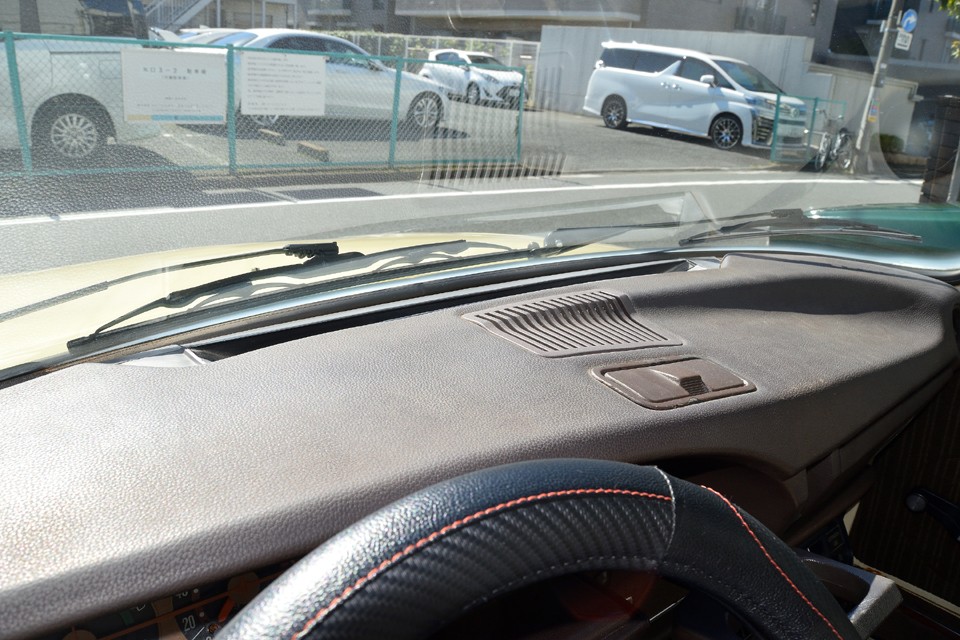 旧車に有りがちなダッシュ上面のヒビ割れはありません！っていうかコレはかなり優秀～！