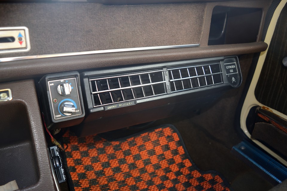 な、なんと、当時のディーラーオプションの吊り下げ式クーラーユニットを装備！コンプレッサーはＯＮになるので機能はしているようですが、現代車のようにキンキンに冷えるほどの性能はもともと無いので、割り切りが必要かと・・・。