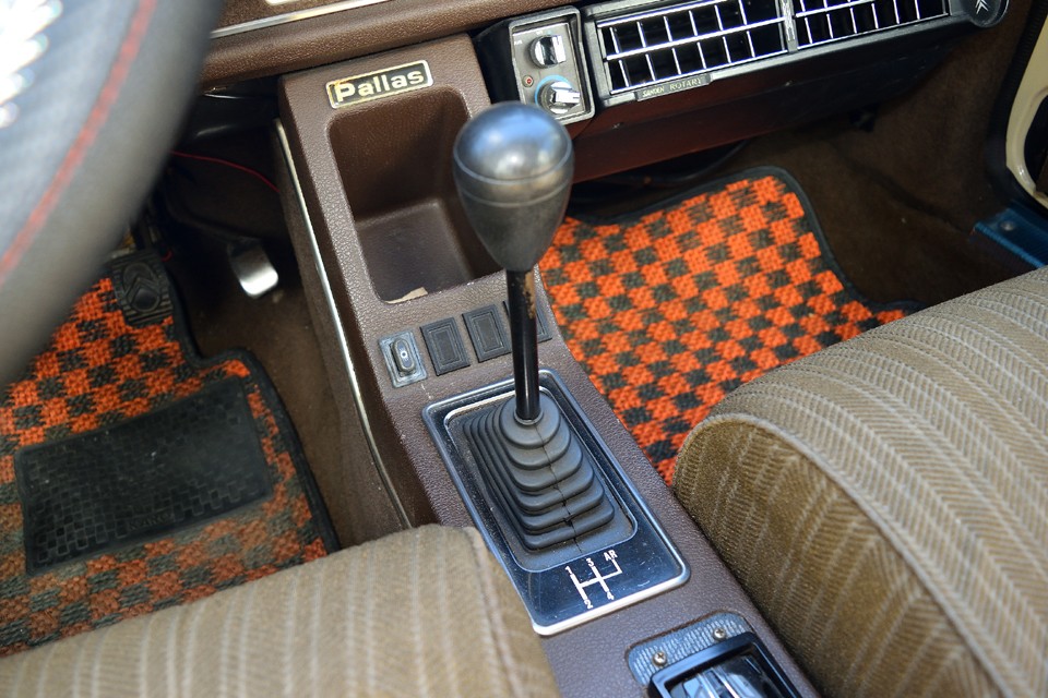 シフトは安心安定の4速マニュアル！シフトフィールはグニャグニャ感はありつつも、入る時には「スコンッ」と入る典型的なフランス車のそれ。