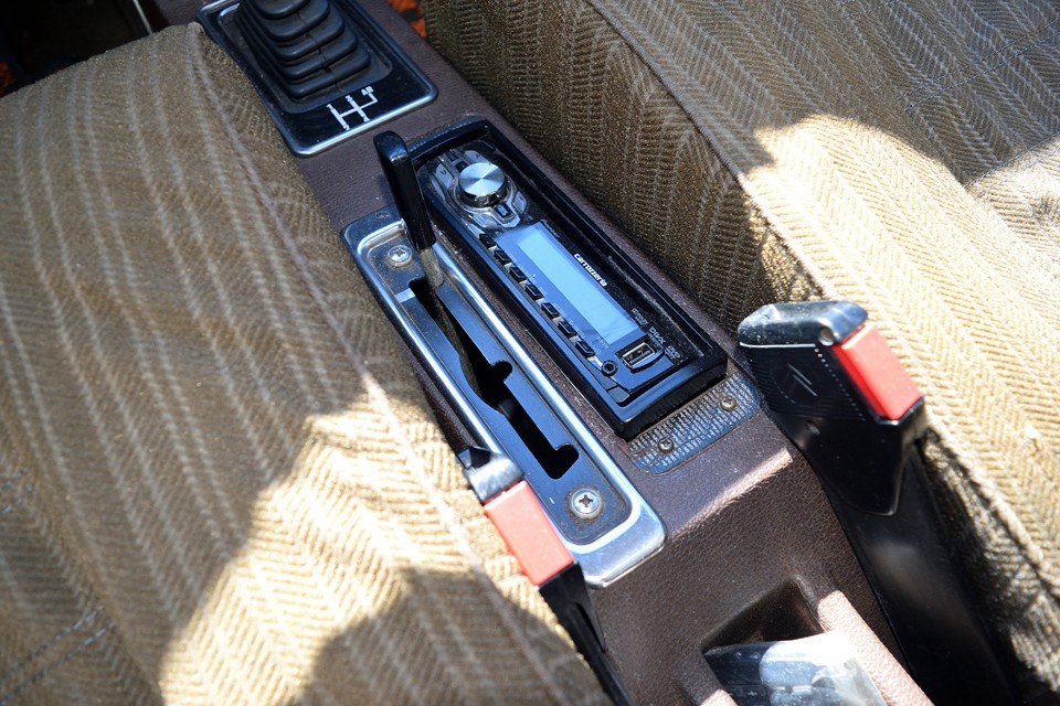 オーディオはUSB接続可タイプ。その横のレバーが車高調整レバー！GSは他のハイドロ車と違って、車高を下げる位置はありません。一番前が通常走行、真ん中が悪路走行、手前がメンテナンスモード。