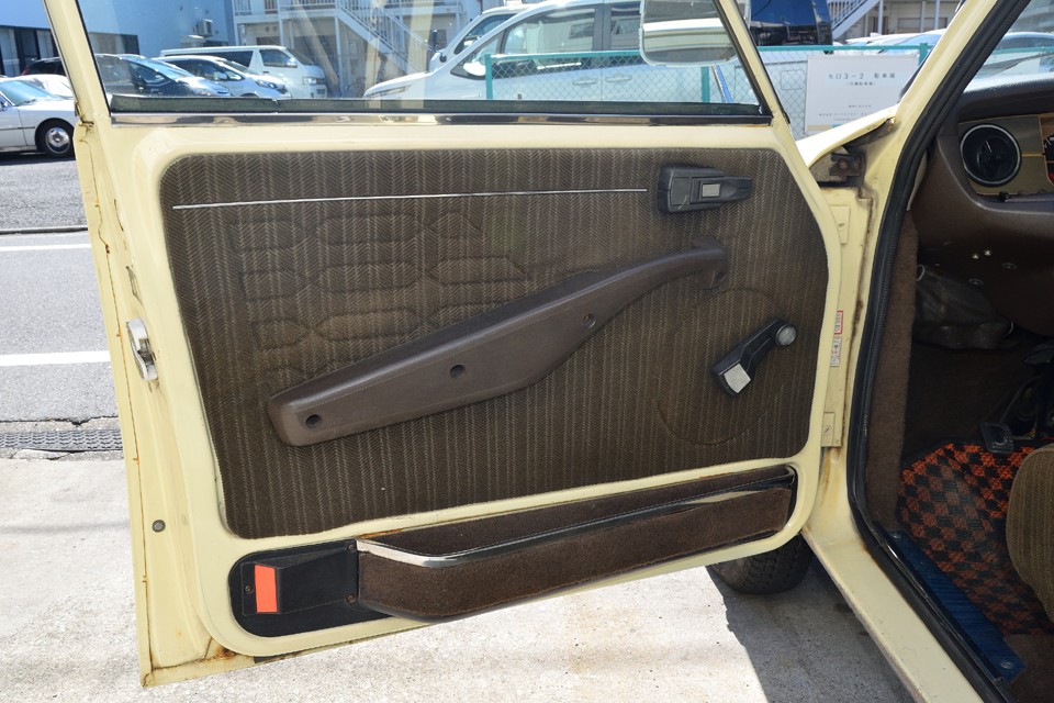 前ドア内張りです。目立つ損傷、酷い汚れはありません。独特のハニカム柄のステッチも健在！