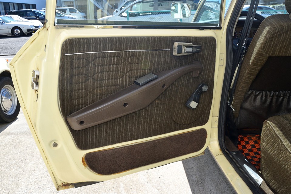 リアドアの内張りもご覧の通り！・・・にしても、クルマの内張りにこの生地を使って、ちゃんとまとまるんですからねぇ。シトロエンたる所以でしょうか。