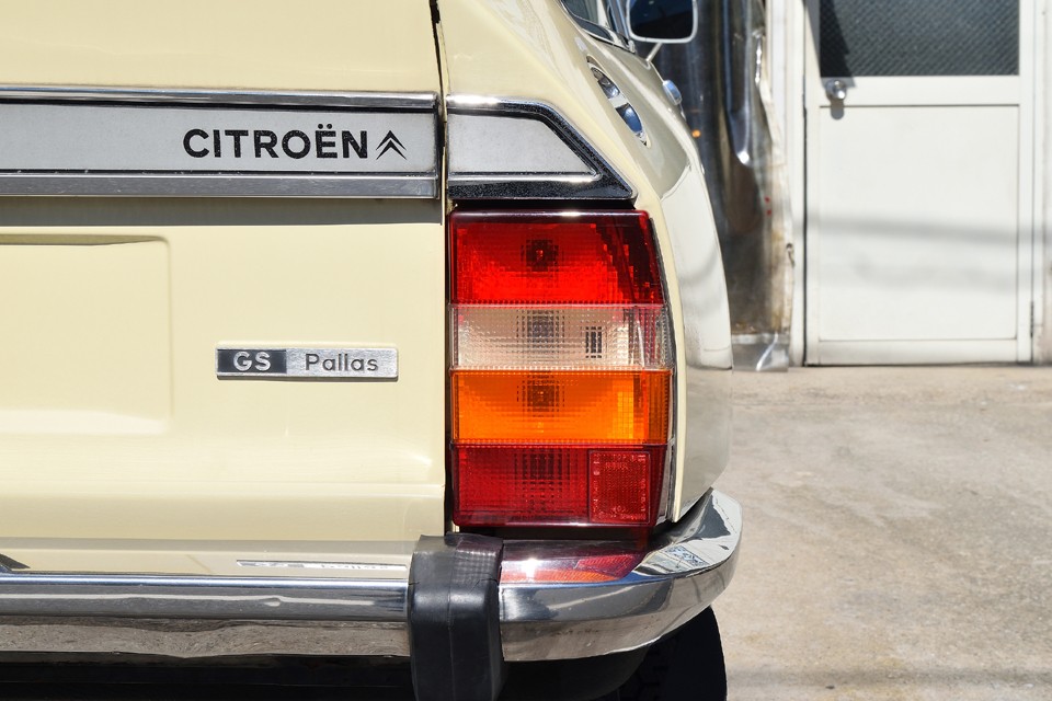 リアレンズも全くもって問題無し！割れやヒビはもちろん、色褪せもほとんど感じない状態です。