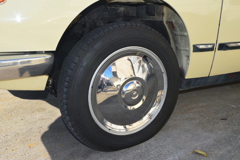 鉄ッチンホイールをすっぽりと覆うホイールキャップは、シンプルこの上ないデザインで足元をスッキリと見せます。小キズ程度はもちろんありますが、気になるほどのガリキズはありません！