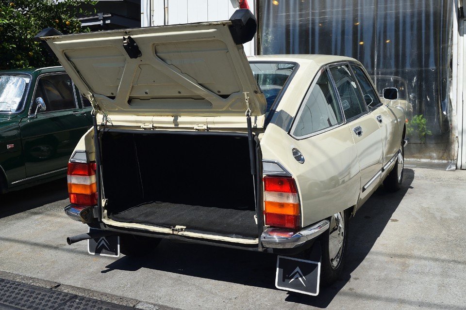 この後のモデルGSAはガラスまで一体で開くハッチバックですが、GSのトランクはこんな風に開きます。