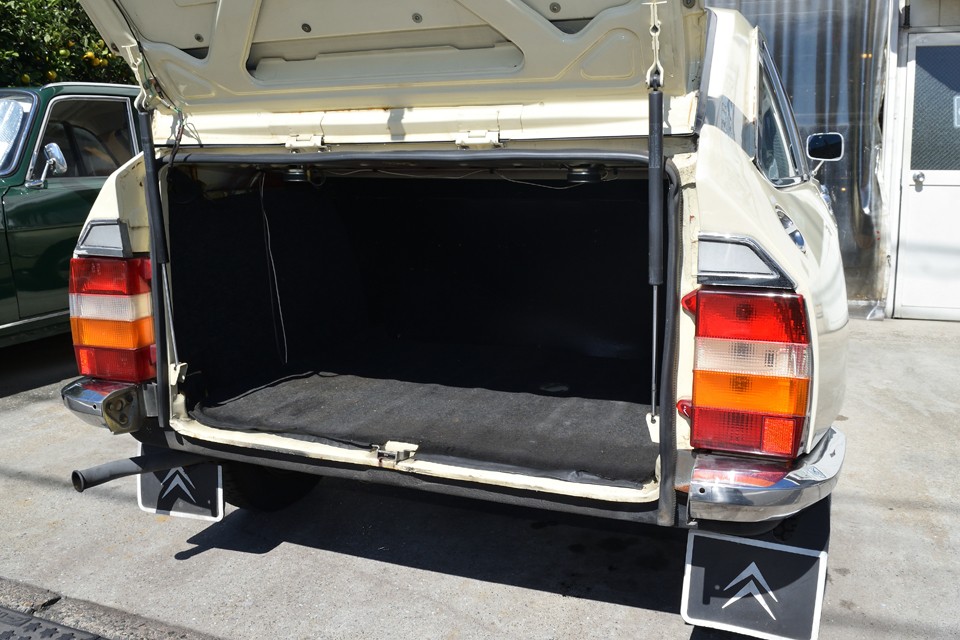 ハイドロサスのおかげでタイヤハウスの無い、真四角なタンス状態なので、荷物がキッチリと収まります。容量もこれだけあれば十分ですね。