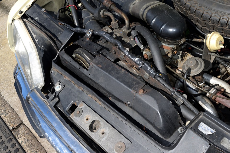 当時のディーラー（西武自動車）さんの苦労の跡が見えるコンプレッサーの取り付け。こりゃ大変だったでしょうねぇ～。