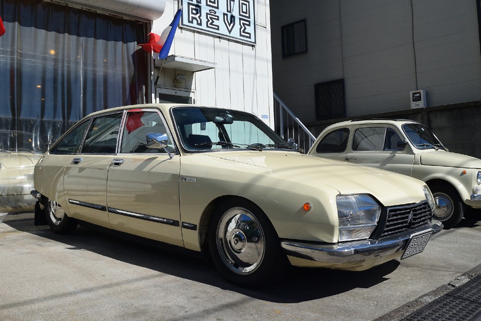 ハイドロの状態のご紹介。これは最も下がった、言わば「鑑賞モード」。GSは車高を任意で下げる事は出来ませんが、時間の経過とともに少しずつ下がります。これは1日経過し下がった状態。