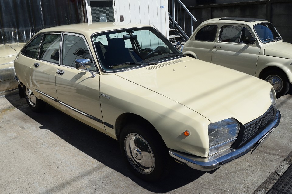 これだけのメッキパーツが使われているにも関わらず、決して華美ではなく、むしろ質素な印象さえ受ける、シンプルで美しいGS・・・。