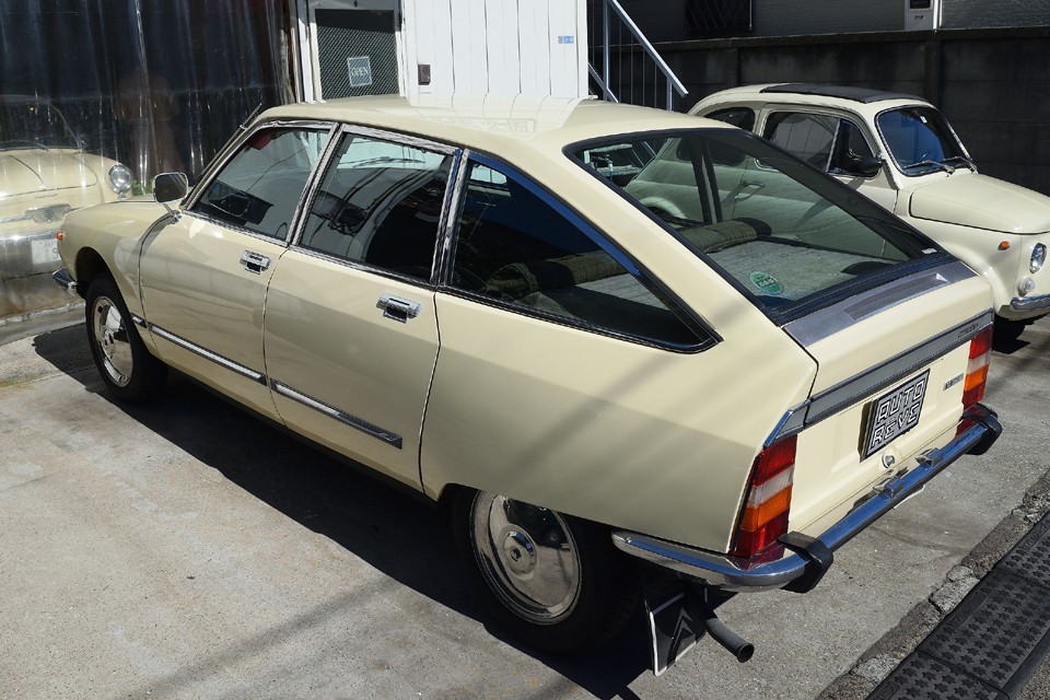 もちろん経年劣化はありますし、性能では現代車の足元にも及びませんが、それを差し引いても余りある「癒し」を持ったモデルではないかと・・・。