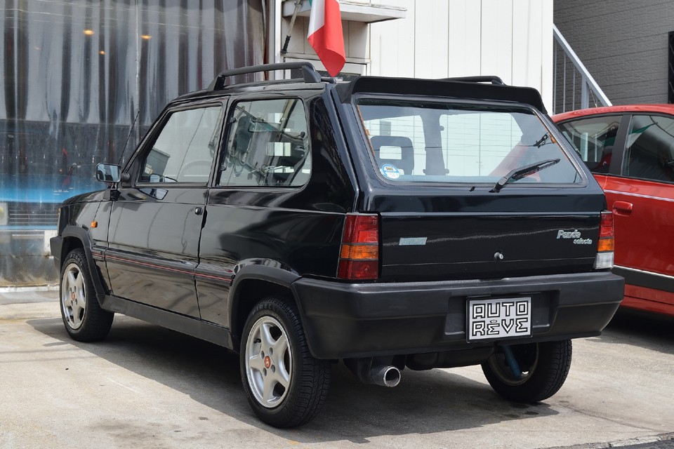 まさにシンプル・イズ・ベストをそのまんま形にしたパンダ！見慣れているはずなのに、ジウジアーロによる唯一無二のこのスタイルは、やっぱ惹かれますねぇ。