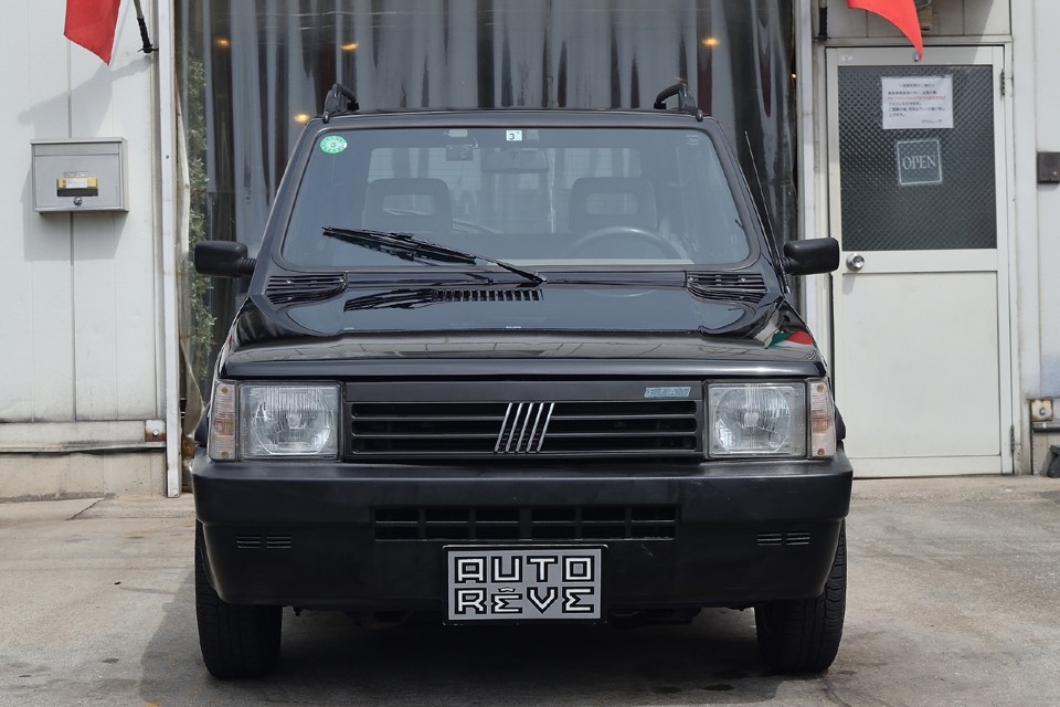 ヤングタイマーブームでここ最近のパンダ人気には驚きますが、でもシンプルなのに表情のあるこの顔を見ると、それも納得のデザイン！