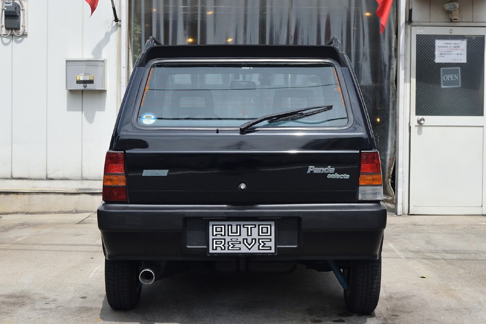 直線10本くらい？！で描けてしまうほど単純なリアデザイン！飽きの来ない、長く愛される理由はこういう所なんでしょうね。