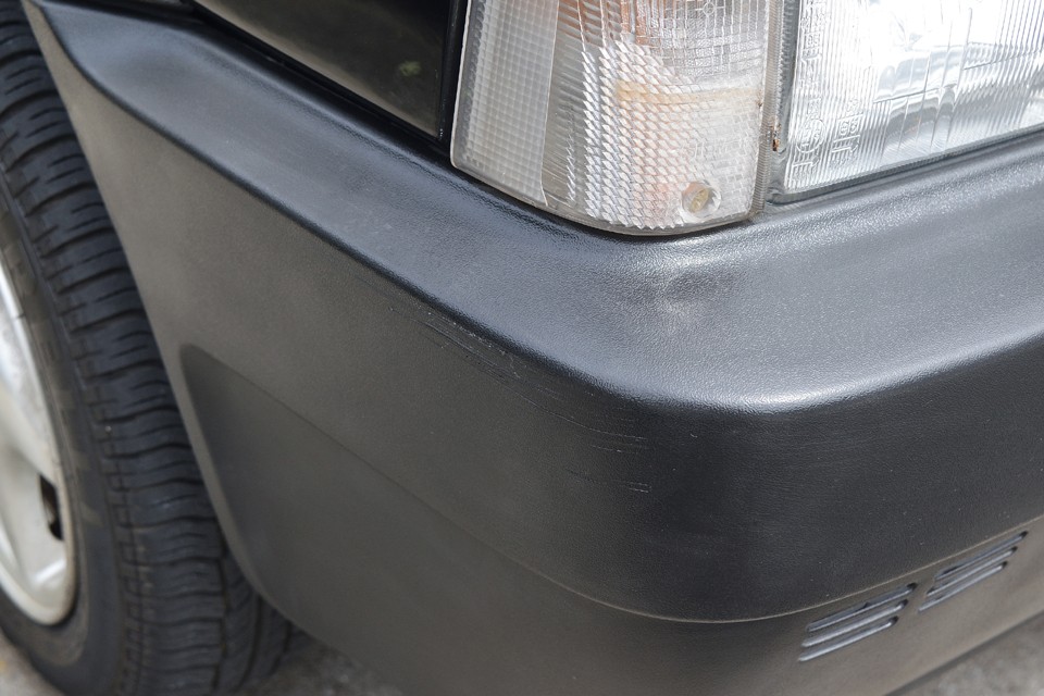 かなり程度の良い個体ではありますが、必ずキズはあるわけで・・・外観上で気になるのは2点。まずはＦバンパー右コーナーの薄いスリキズ。でもこの樹脂バンパーの状態の良さは◎！