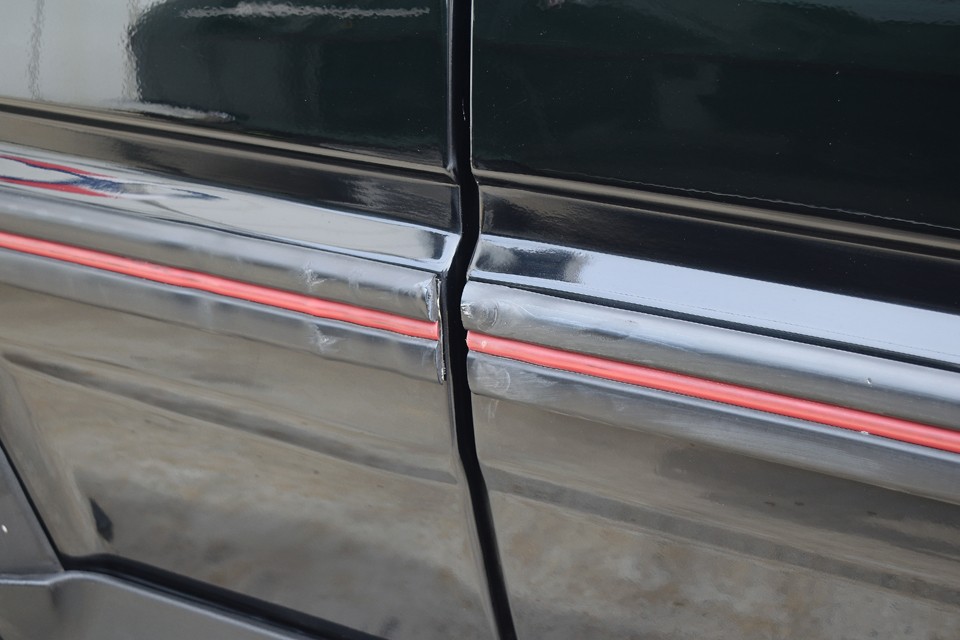 そしてもう1点がコレ。スポルティーバ専用の右サイドのゴムモールにキズというか、小変形があります。っていうか、気になるのはコレだけ・・・むしろ優秀！