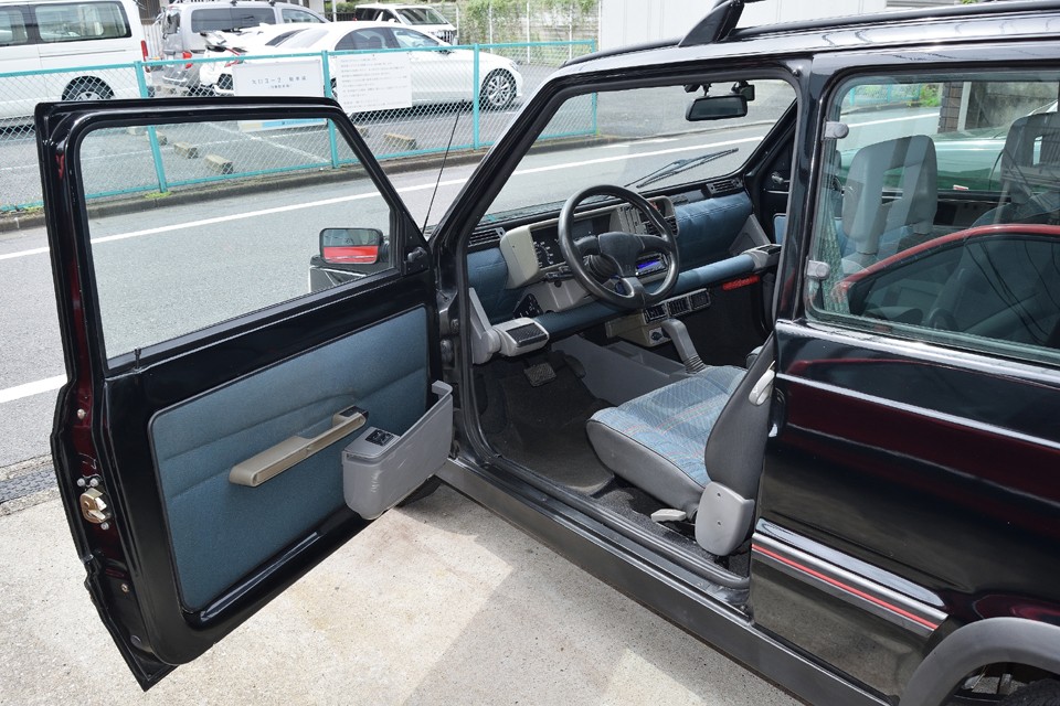 それでは外観同様、シンプルながらもPOPなセンス溢れるインテリアのご紹介です。どうぞ～！