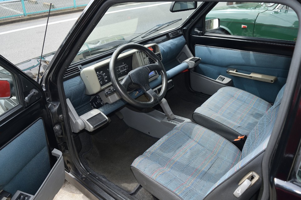 淡いブルーで統一されたインテリアは、ストレスを感じさせない優しい雰囲気！POPな印象のメーター類と相まって、とっても居心地の良さを感じさせてくれます。