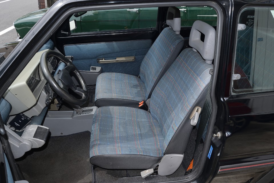 POPなチェック柄のシートも、酷い汚れ、損傷が無いのがお分かりいただけるかと。