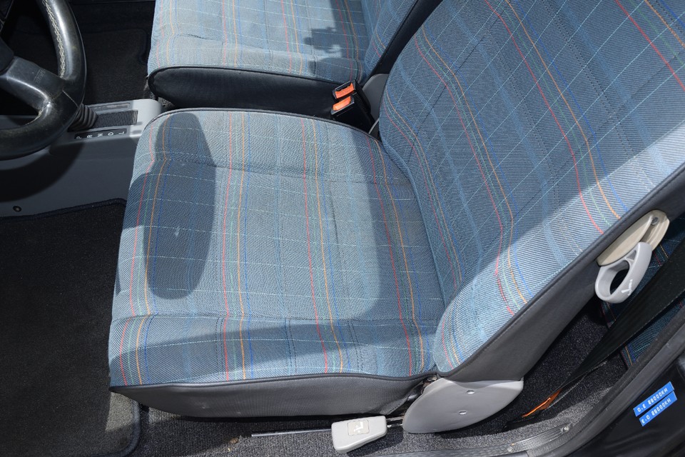 平たいゴム張りの上にウレタン貼っただけの単純な構造なんですが、比較的平らでたっぷりしたシートなので、どんな体格の方が乗っても優しく包み込んでくれるのです。