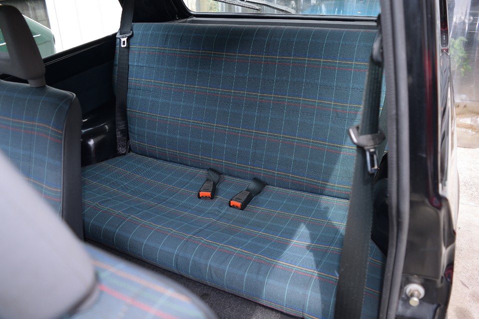 使用頻度の少ないリアシートは前席以上に良い状態！狭いながらも大人2人がちゃんと座れる広さです。
