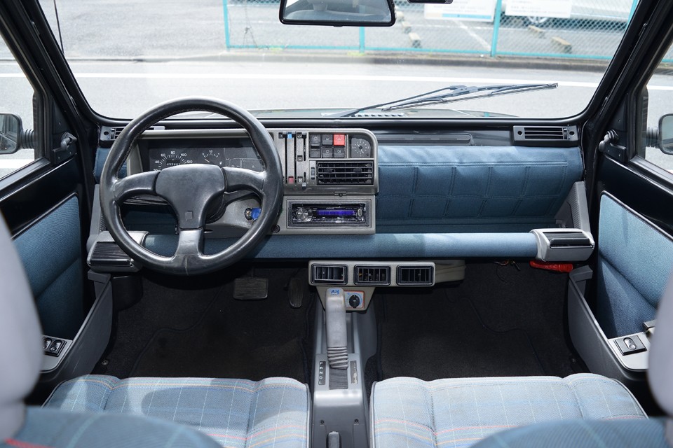 酷い汚れや劣化、損傷も無く、まとまった印象なのがお分かりいただけるかと。走行少ない＝使用頻度が少ない個体ならではの清潔さ！