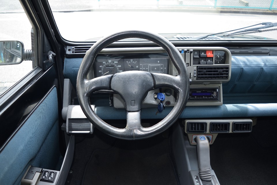 パンダには少しゴツイ印象のオーバースペック的な本革巻きハンドルですが、これ、スポルティーバ標準の純正ハンドル！