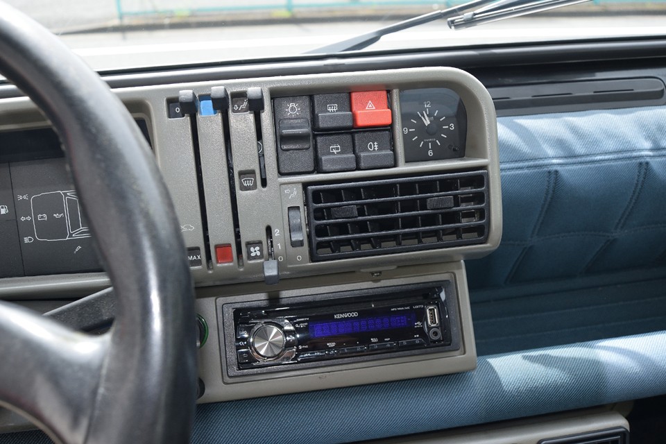 おもちゃの様な華奢な造りの操作系ですが、こういうのがかえっていい味を出してるんですよねぇ。だって液晶ギラギラ、メッキギラギラはパンダには似合わないですもんね。