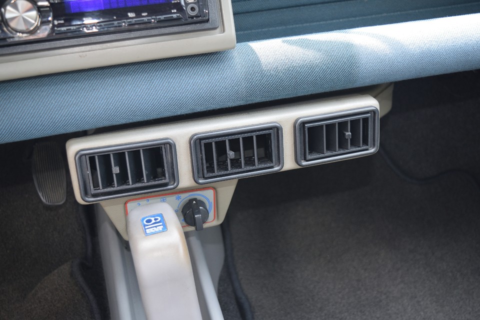 旧車には鬼門のクーラーですが・・・しっかりと効いてます！風量も強いので、これなら殺人的な日本の夏の暑さでも安心！
