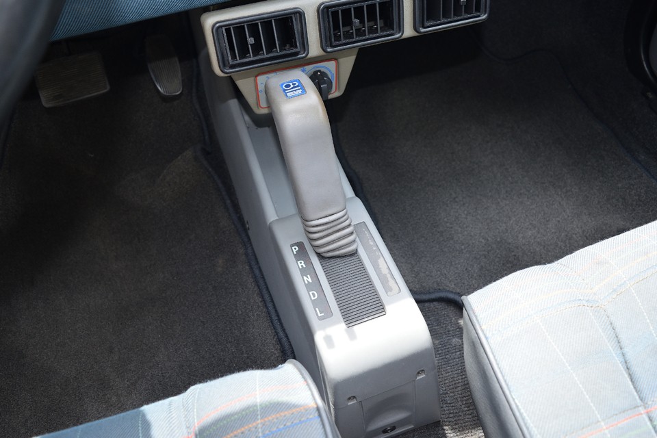 セレクタで使われるATは別名「パウダークラッチ」と呼ばれる少し特殊なもの。その昔、スバルが作ったもので、ミッションと車軸の間にある砂鉄のようなものを電気でくっ付かせることで駆動力を伝える仕組み。最初は少しギクシャク感を感じるかもしれませんが、慣れてしまえば気にならないと思います。