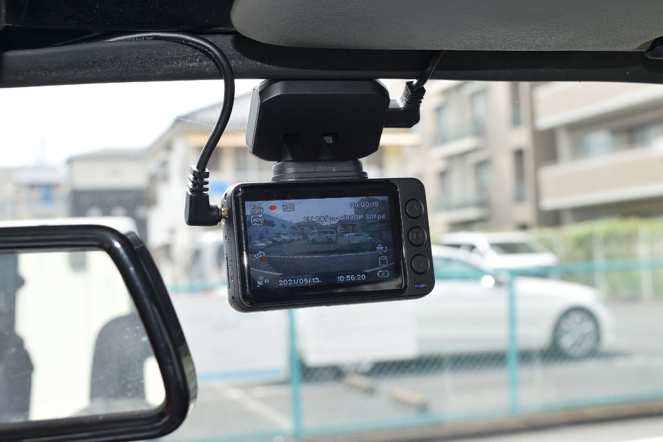最近は装備している方が多くなったドライブレコーダー！安心の前後2カメラタイプを装備！万一の事故の時の証拠にもなるので、あるに越したことはないのです。