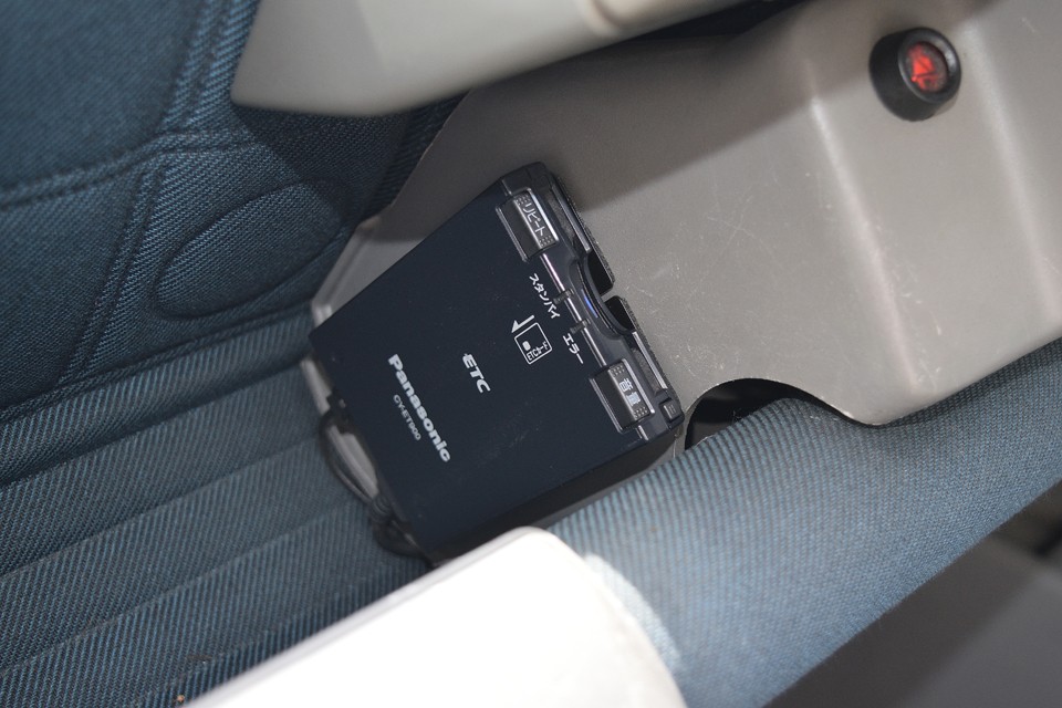 もちろんETCも装備。定番のパナソニック製、アンテナ別体、音声案内タイプです。