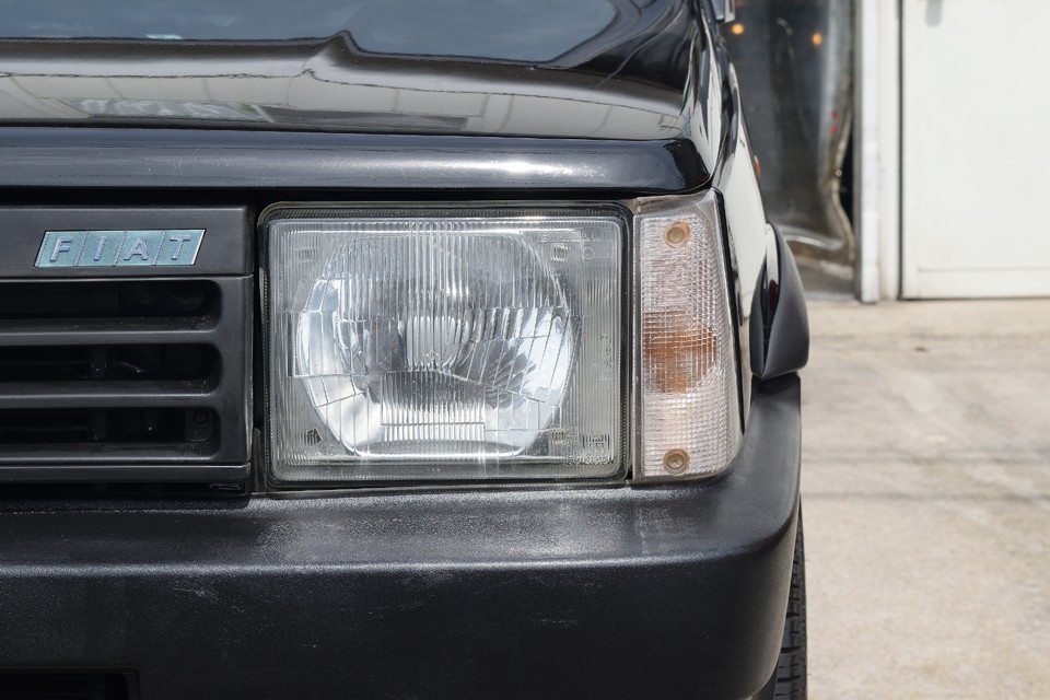 ほぼ真四角のヘッドライトはガラス製なので、最近のクルマの樹脂製ヘッドライトによくある白いくもりもありません！