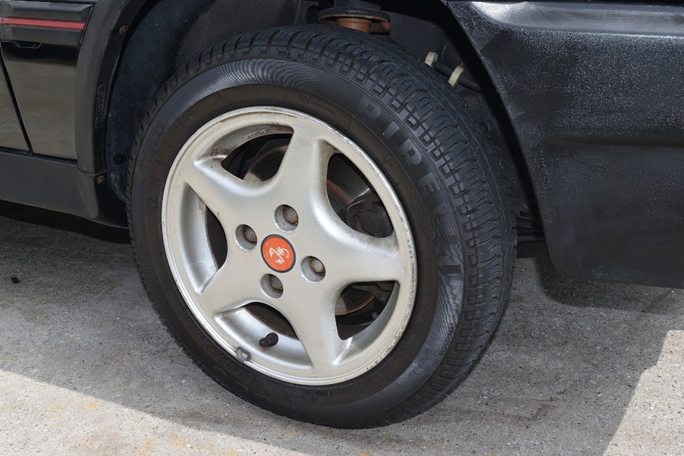 スポルティーバ純正のアルミは少しガリキズがあるでしょうか。キズはタッチアップで目立たなくなりそうですが、それより塗装の劣化が気になるかもしれません。